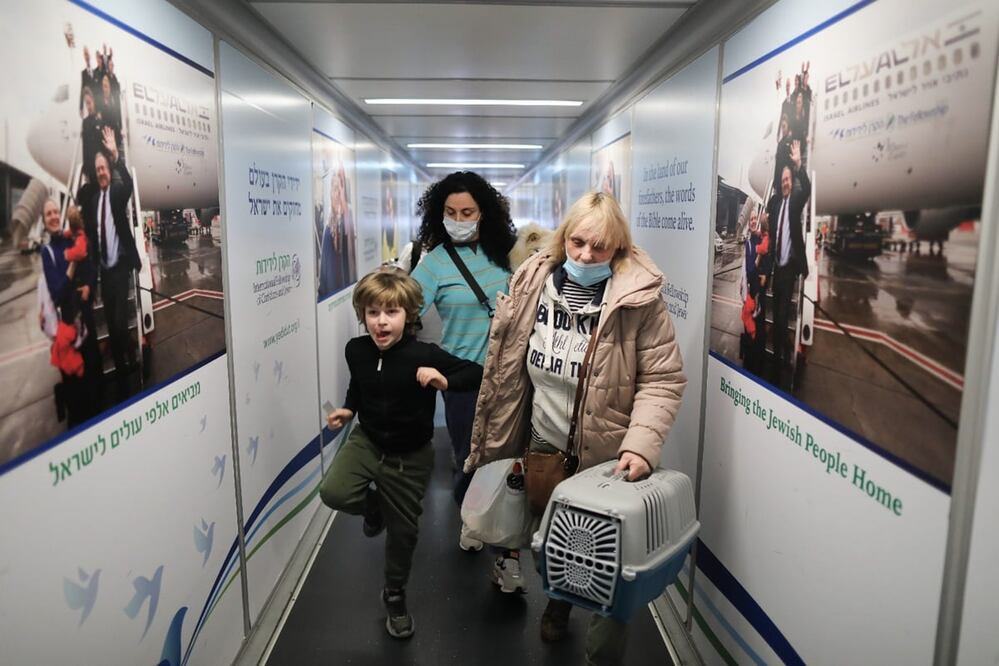 Arribo de pasajeras y pasajero en el aeropuerto Ben Gurion. Foto: EFE / Abir Sultán, archivo 