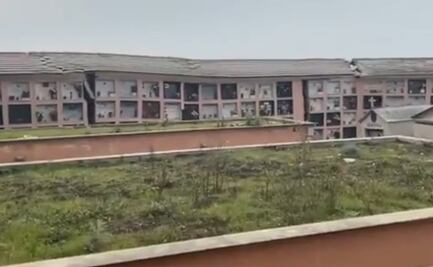 Captan en video derrumbe de cementerio en Italia; caen más de 200 ataúdes al mar
