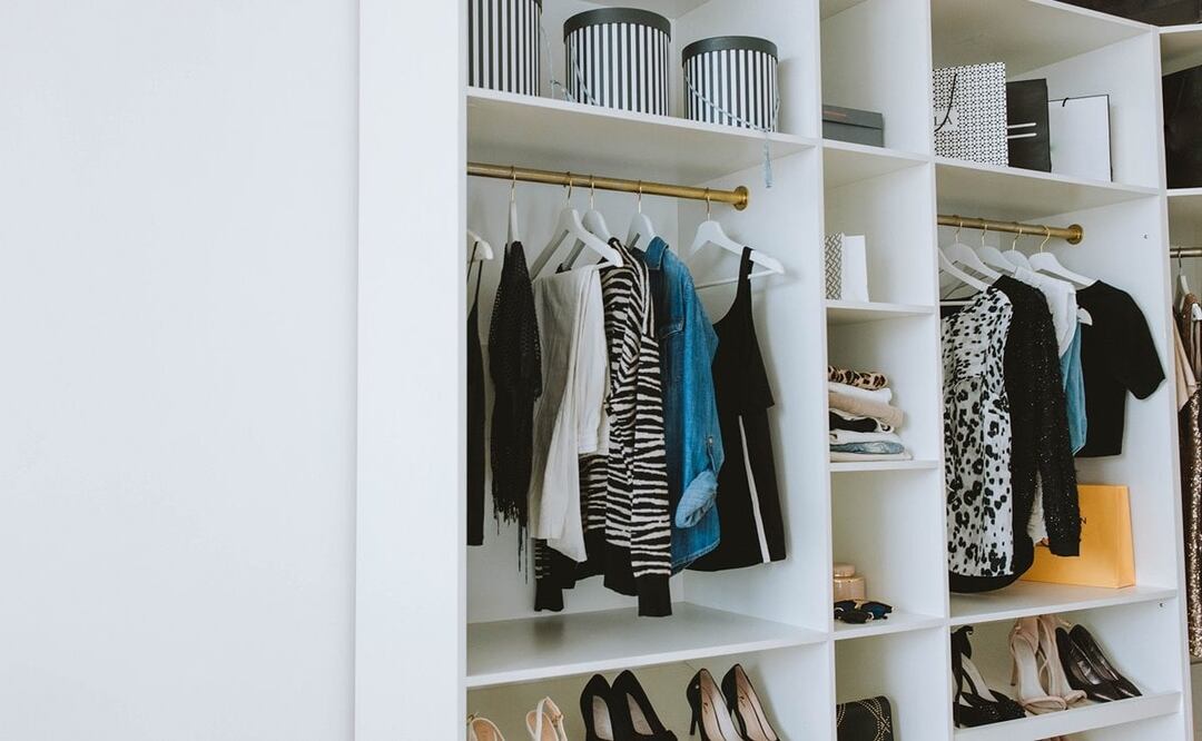 Los expertos recomiendan invertir en prendas básicas de calidad / Foto: Pexels