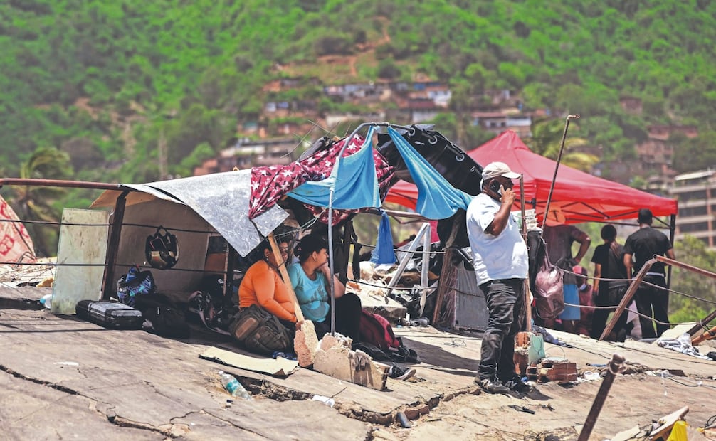 Familias se resguardan en un campamento en Caraballeda, La Guaira, tras haber perdido sus viviendas en los sismos. Foto: Martin Bernetti/ AFP