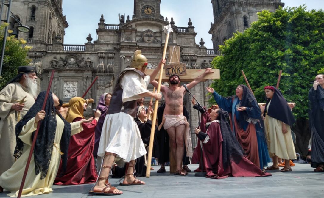 La mayoría de los espectadores, con cámara en mano registraban los azotes e injurias que soldados Romanos daban a Jesucristo. Foto: especial