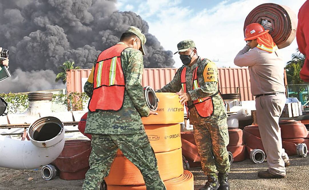 Las fuerzas mexicanas apoyan a las cubanas para lograr la extinción del incendio en la base de supertanqueros. Foto: Sedena.