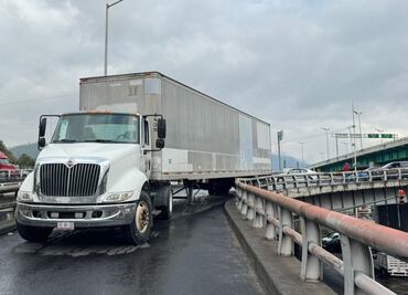 Congestionamiento de más de 3 km en Vía Morelos; tráiler queda atorado en límites de Ecatepec y la GAM