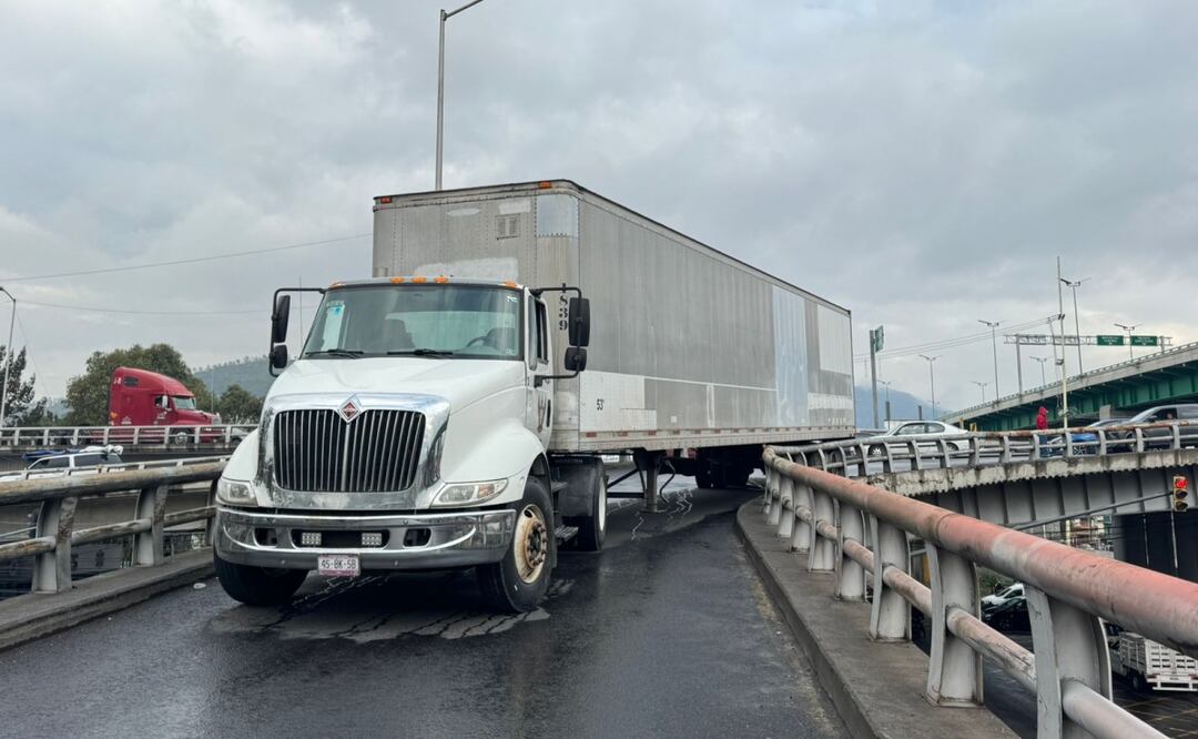 Tráiler atora el tránsito en Ecatepec; congestionamientos de más de 3 km en Vía Morelos. Foto: Especial