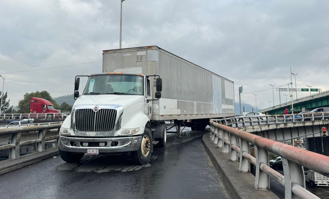 Tráiler atora el tránsito en Ecatepec; congestionamientos de más de 3 km en Vía Morelos. Foto: Especial