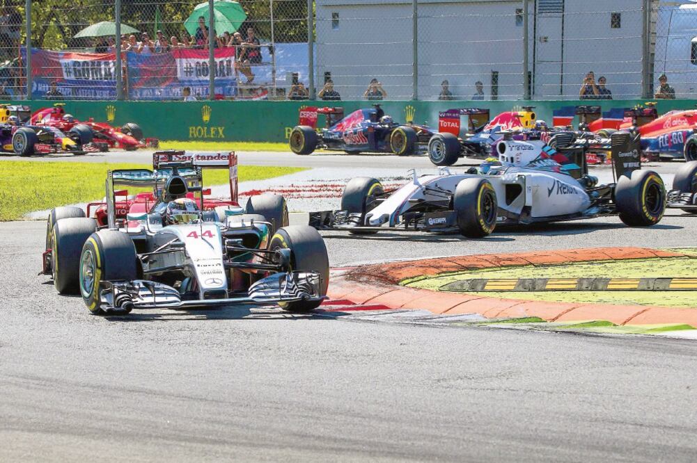 El piloto británico de la escudería Mercedes, Lewis Hamilton, no tuvo problemas en la carrera 12 del campeonato de F1, y consiguió el triunfo de punta a punta (SRDJAN PETROVIC. EFE)