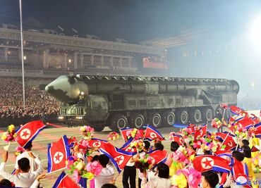 Líder norcoreano supervisa desfile militar con drones y misil balístico intercontinental