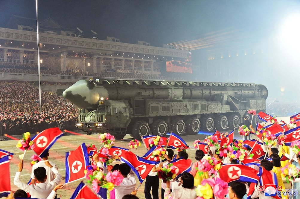 Un misil balístico intercontinental (ICBM) en el desfile en la Plaza Kim Il-sung en Pyongyang.  Foto: AFP