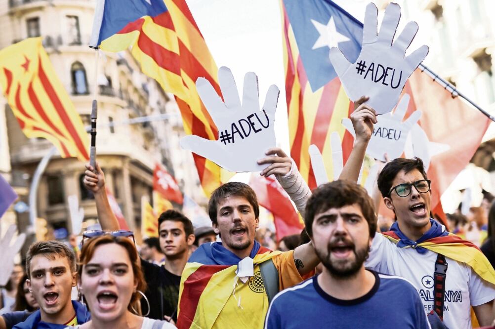 Miles de estudiantes catalanes se manifestaron ayer en Barcelona a favor del proceso independentista. Los integrantes de la marcha se dirigieron al Parlamento. (PAU BARRENA. AFP)