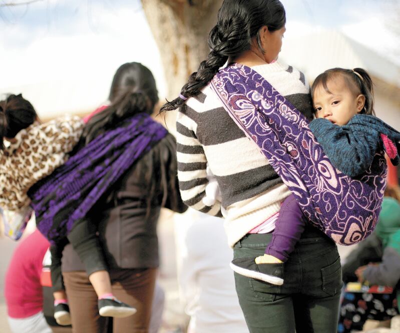 En vilo. Migrantes de Centroamérica que fueron regresados a México, mientras esperan la respuesta a su solicitud de asilo en EU. Foto/JOSÉ LUIS GONZÁLEZ. REUTERS
