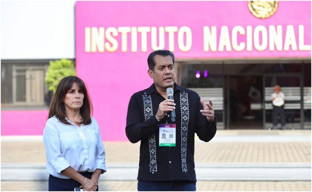 Sergio Gutiérrez Luna y Ana María Lomelí en el INE. Foto: Berenice Fregoso/EL UNIVERSAL