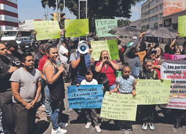 En rechazo al “abasto popular”, locatarios arman bloqueos