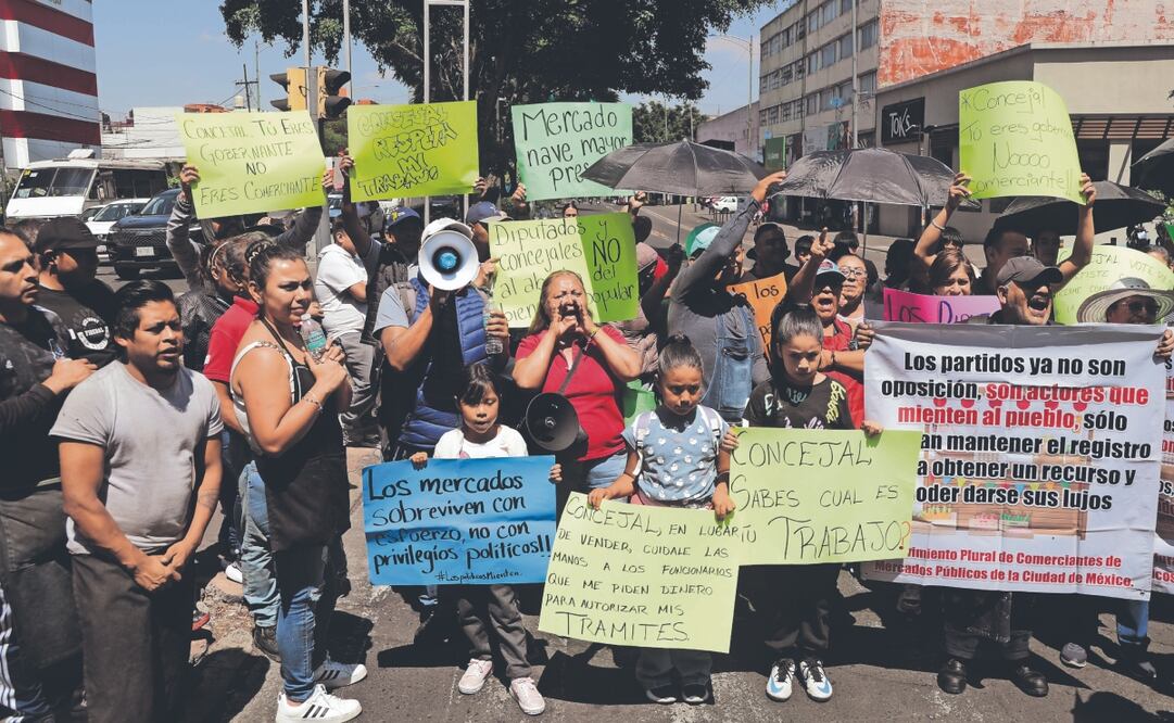 Integrantes del Movimiento Plural de Comerciantes de los Mercados Públicos cerraron vialidades como el cruce de Fray Servando y Congreso de la Unión, en la alcaldía Venustiano Carranza. Foto: de CARLOS MEJÍA. EL UNIVERSAL