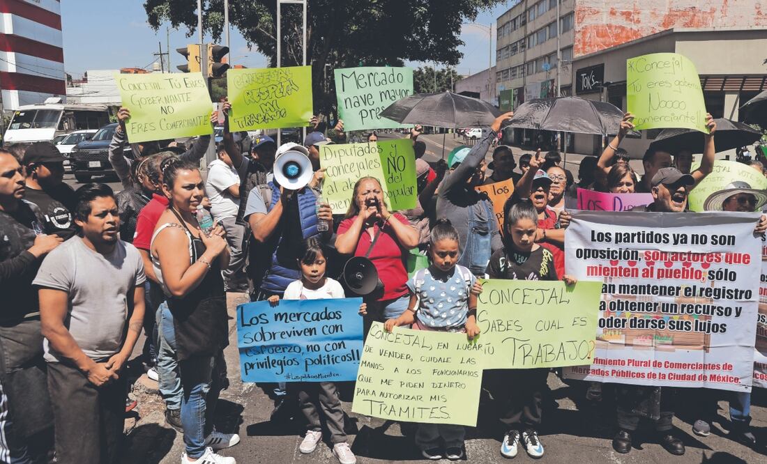 Integrantes del Movimiento Plural de Comerciantes de los Mercados Públicos cerraron vialidades como el cruce de Fray Servando y Congreso de la Unión, en la alcaldía Venustiano Carranza. Foto: de CARLOS MEJÍA. EL UNIVERSAL