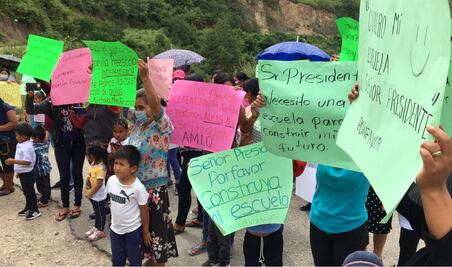 Habitantes de La Montaña de Guerrero piden a AMLO escuelas y carreteras 