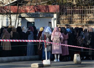 Talibanes prohíben a las mujeres acceder a la universidad en Afganistán