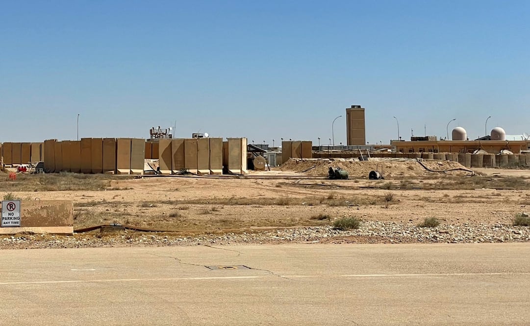 La base aérea de Ain al-Assad alberga a fuerzas estadounidenses en Irak. Este lunes se lanzaron cohetes contra la base iraquí días después de que un ataque estadounidense matara a cuatro combatientes iraquíes pro-Irán, y en medio de temores de una escalada regional. Foto: Ayman HENNA / AFP