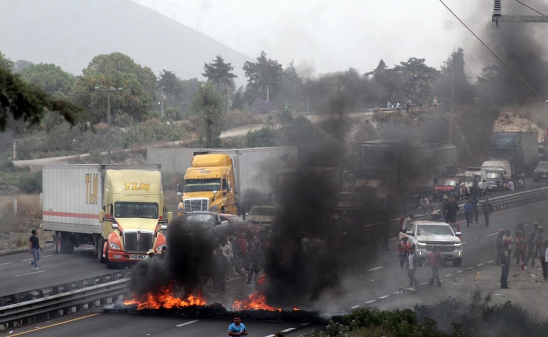 Habitantes de la junta auxiliar de Palmarito bloquearon la autopista Puebla-Orizaba, a la altura del kilómetro 185 (FOTO: OMAR CONTRERAS / EL UNIVERSAL)