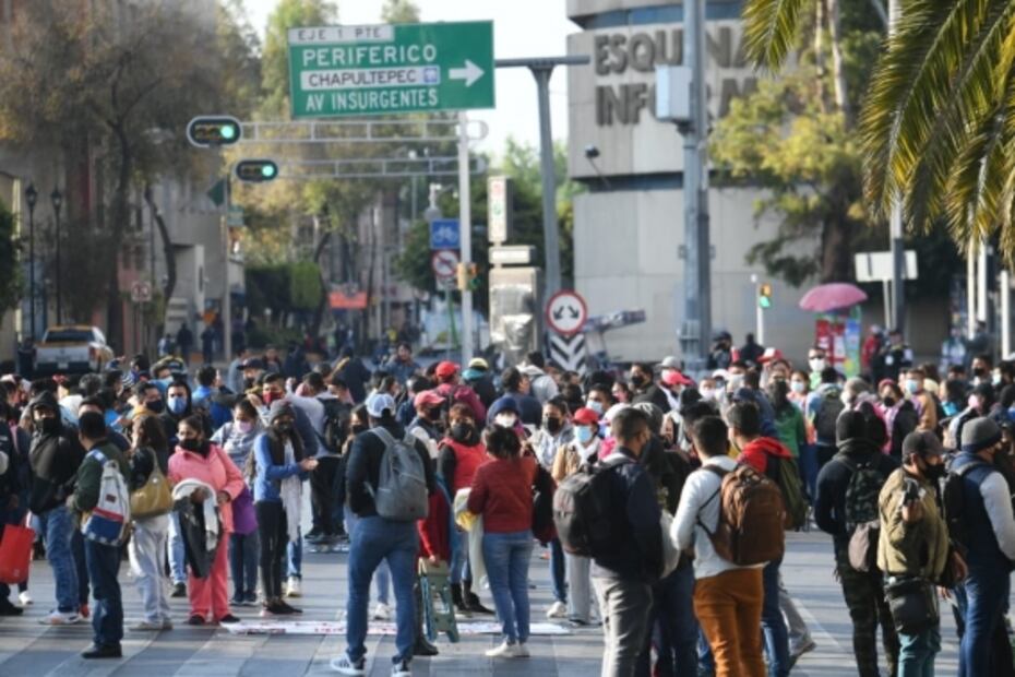 Integrantes de la CNTE bloquean Paseo de la Reforma 