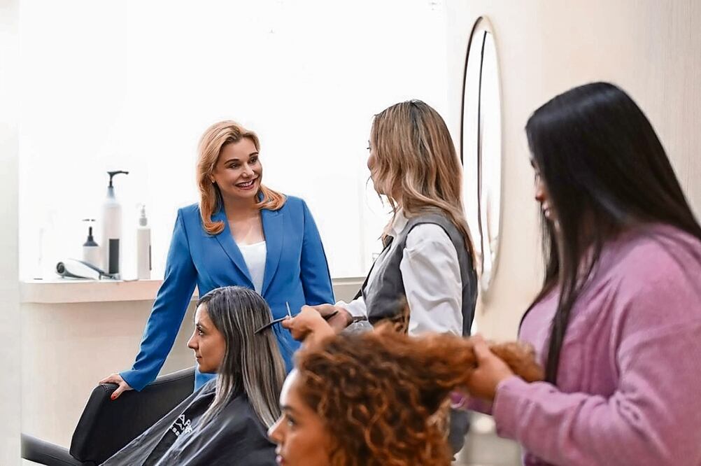 La gobernadora Maru Campos (izq.) destacó que Chihuahua avanza en la generación de empleos y en la captación de capitales. Foto: Especial