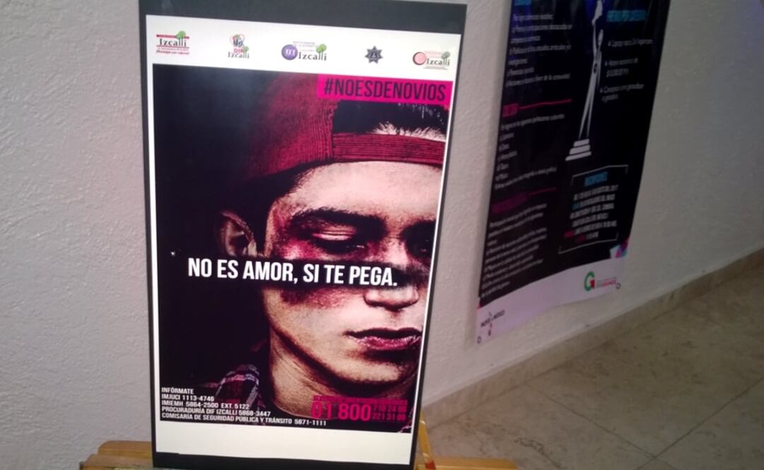 “No es amor, si te pega”, dice uno de los carteles con los que el gobierno municipal pretende prevenir la violencia en el noviazgo entre jóvenes de la localidad. Foto: Especial