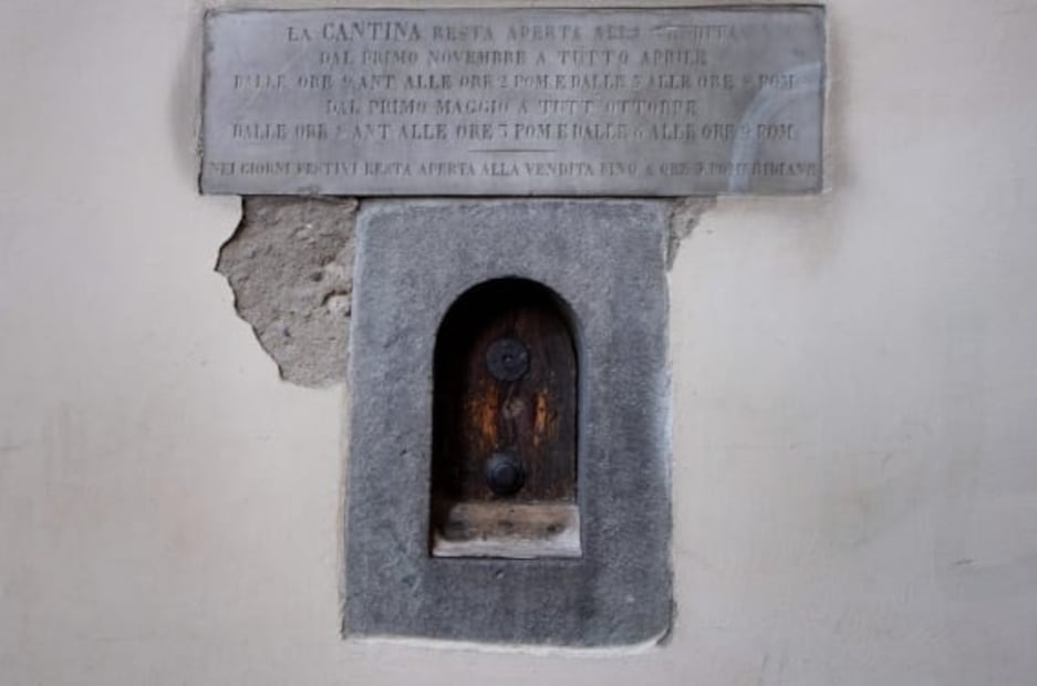 Italia retoma las ventanas de vino, un detalle arquitectónico de la Florencia de los Medici