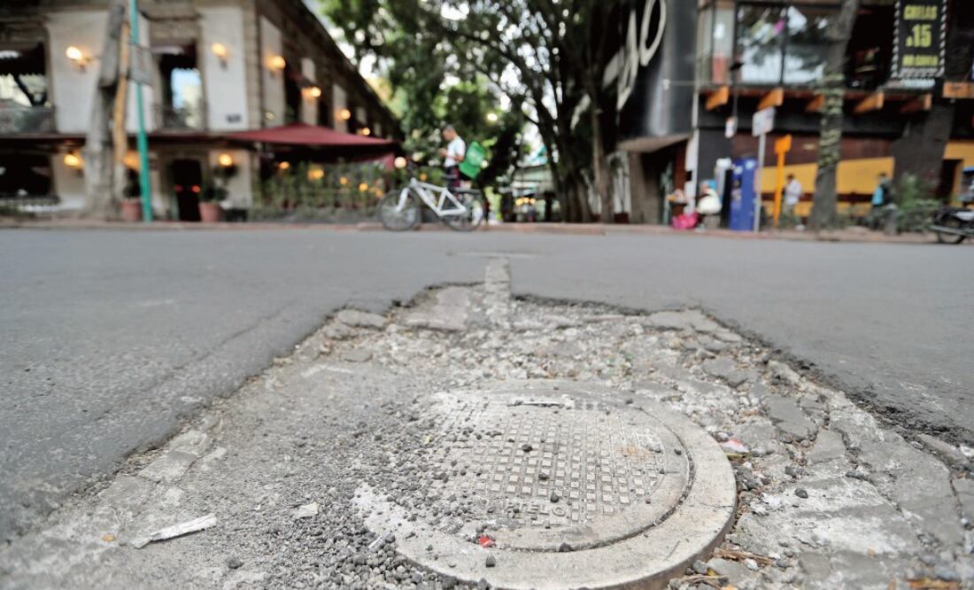 La rehabilitación de la calle de Hamburgo, en la Zona Rosa, está incompleta y por ello las autoridades del Gobierno de la CDMX intervendrán para terminar y reparar el deterioro (VALENTE ROSAS. EL UNIVERSAL)