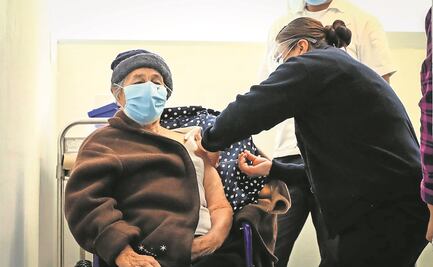 Proponen reconocimiento a adolescente que promovió vacunación de 500 adultos mayores en Coahuila