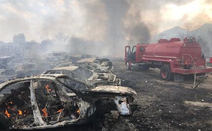 Incendio consume decenas de vehículos en negocio de autopartes en Tamaulipas
