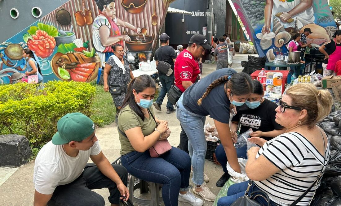 Vecinos de Poza Rica habilitan cocina comunitaria para damnificados por las lluvias en Veracruz (18/10/2025). Foto: Alelhí Salgado / EL UNIVERSAL