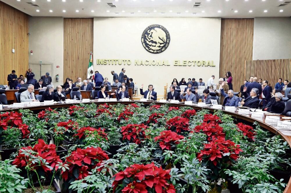 Las deudas con Hacienda fueron expuestas por el consejero Ciro Murayama durante la sesión del INE, en medio de la molestia de los partidos políticos evidenciados (INE)