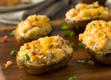 Dale sabor a tu verano con esta receta de papas rellenas de alambre