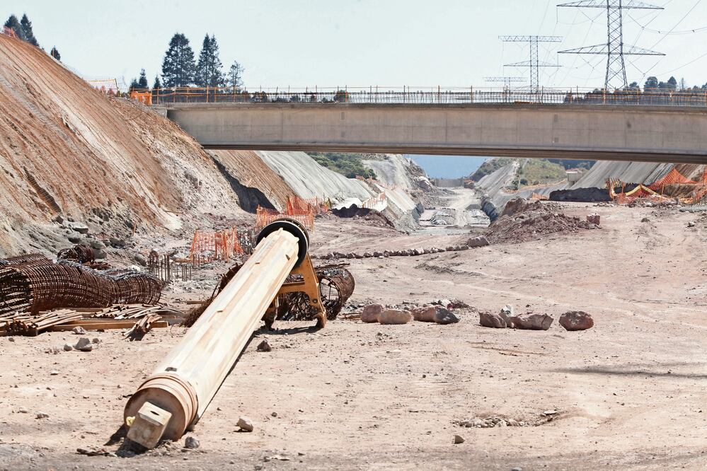 Parte de la obra se observa abandonada, hay grandes tramos sin trabes ni ballenas y la infraestructura no está concluida en Ocoyoacac. FOTOS: JORGE ALVARADO