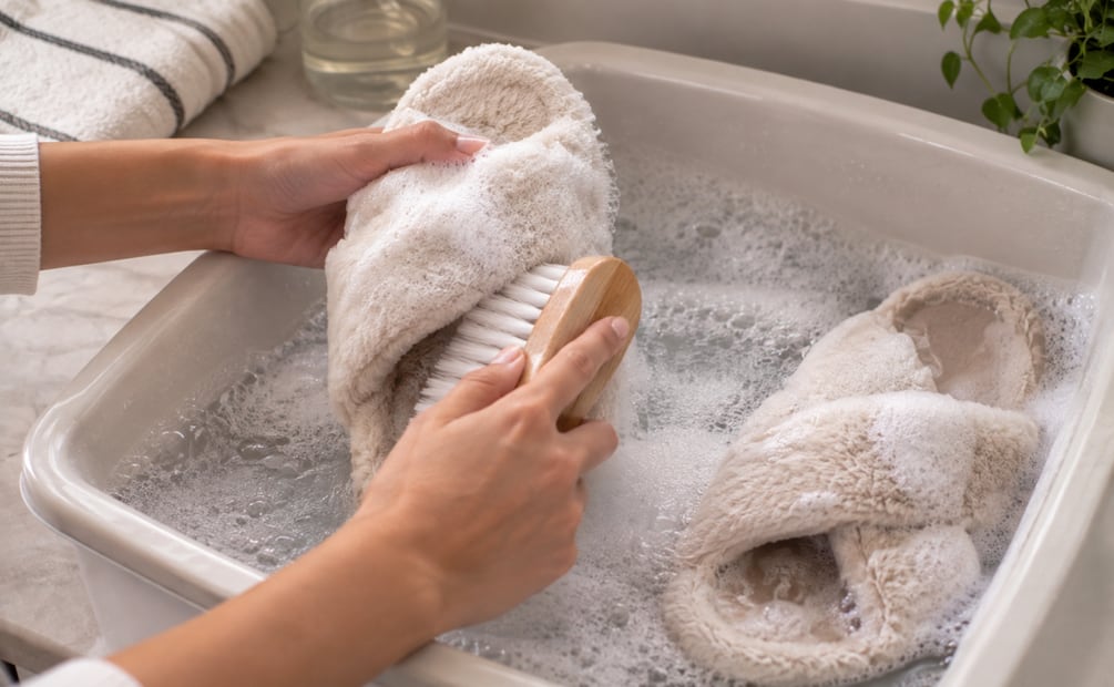 Esta es la forma ideal de limpiar tus pantuflas de peluche. Foto: Creada con IA