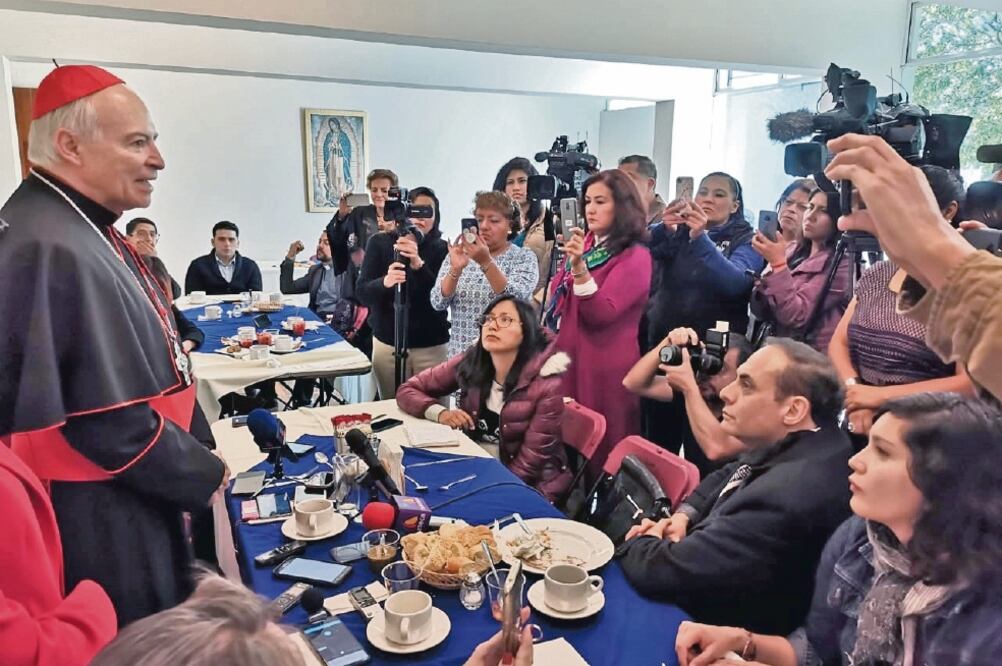 El arzobispo primado de México, Carlos Aguiar Retes (izq.), declaró que recibe un salario de 18 mil pesos mensuales. (ESPECIAL)