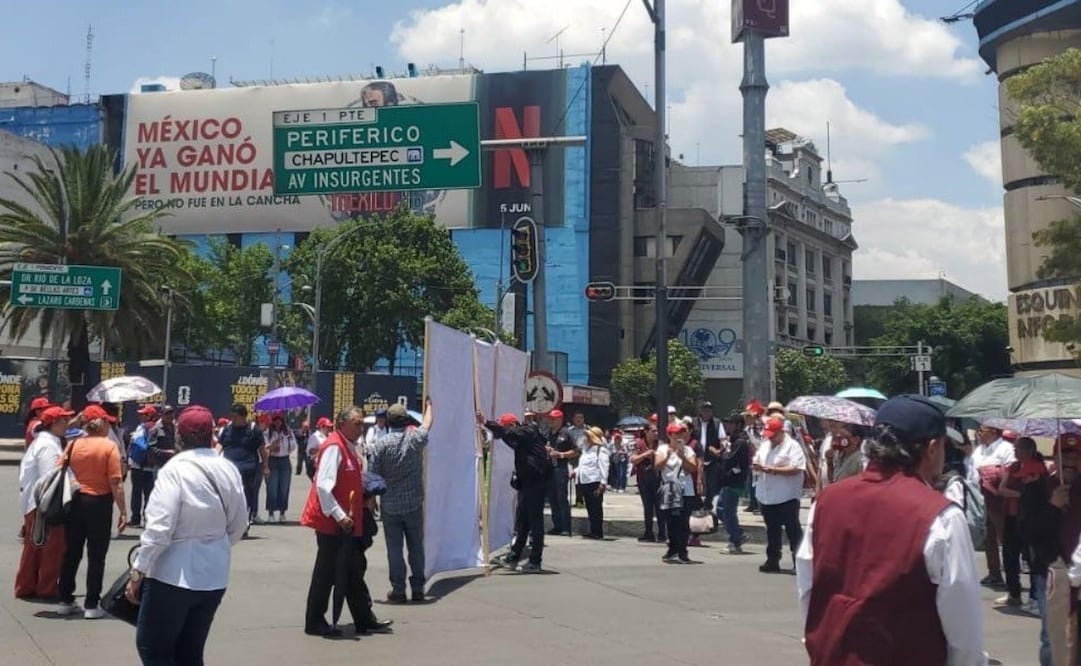 Boleteros de la Lotería Nacional bloquean Paseo de la Reforma. Foto: especial