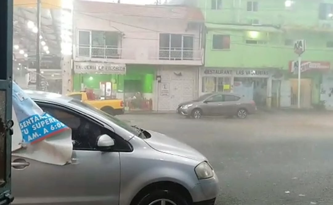 El viento que imperó durante varios minutos provocó que algunas casas de lámina fueran desechadas. Foto: Especial