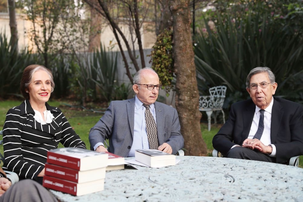 Cuauhtémoc Cárdenas presentó el libro Cárdenas por Cárdenas, acompañado por investigadores del INAH; en el texto se detallan etapas importantes del país durante el gobierno de Lázaro Cárdenas (VALENTE ROSAS. EL UNIVERSAL)