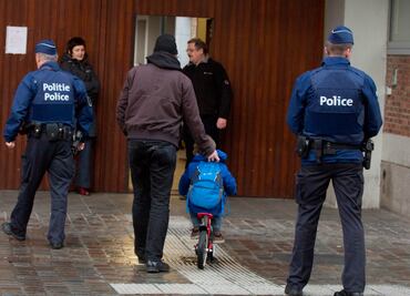 Reabren escuelas en Bruselas; mantienen alerta máxima