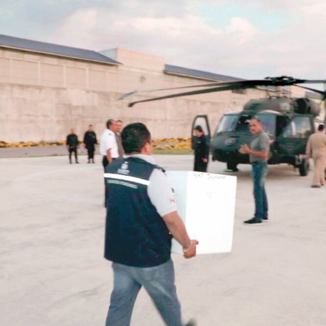 Personal del Laboratorio de Genética de Jalisco trasladó a Aguascalientes material forense en un helicóptero Black Hawk. FISCALÍA DE AGUASCALIENTES