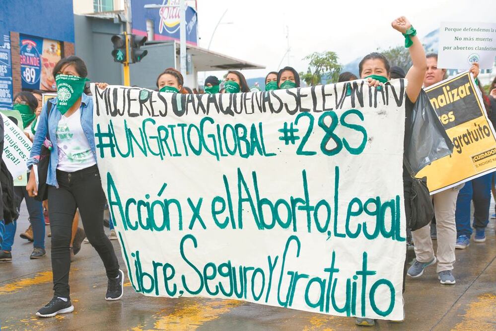 Las integrantes de Marea Verde aseguran La chicharrona apareció por primera vez en una manifestación que se realizó el año pasado; dicen no saber cuál fue el origen de la emblemática pancarta del movimiento feminista. Fotos: EDWIN HERNÁNDEZ 