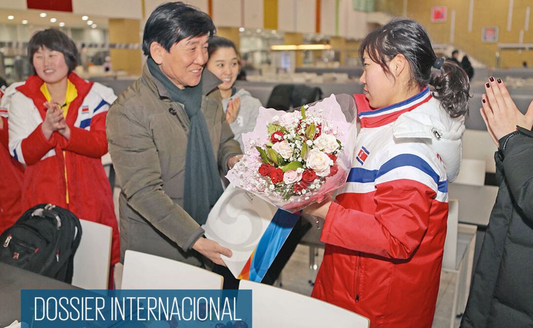 El equipo de hockey sobre hielo surcoreano celebró el cumpleaños de una de las jugadoras de Norcorea, el 30 de enero. Ambas naciones formarán un equipo para la competencia femenina de ese deporte en los Juegos Olímpicos. (EFE)