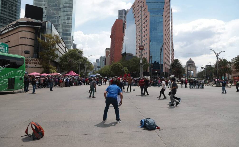 Maestros de la CNTE juegan futbol en el cruce de Reforma y Bucareli (08/06/2026). Foto: Juan Boites / EL UNIVERSAL