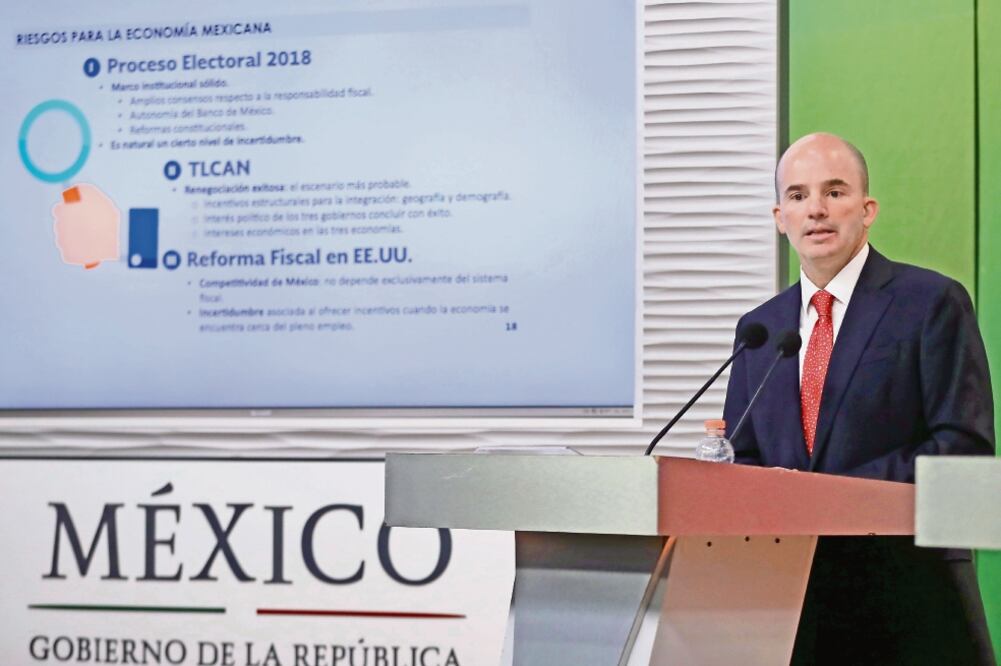 Durante su conferencia en Los Pinos, José Antonio González Anaya, secretario de Hacienda y Crédito Público, afirmó que es natural la incertidumbre generada por las próximas elecciones (LUCÍA GODÍNEZ. EL UNIVERSAL)