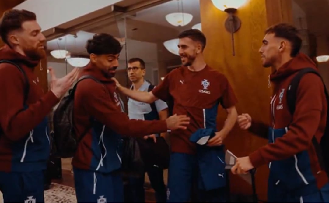 Paulinho es recibido por sus compañeros. FOTO: Captura de video