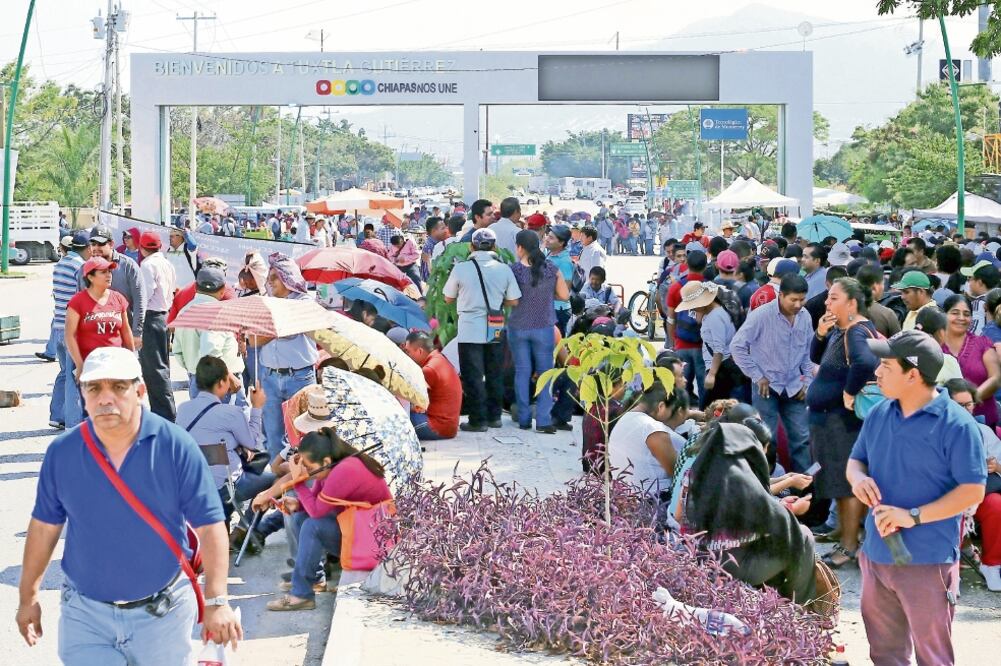 Maestros cerraron vías durante más de seis horas en los municipios de Playas de Catazajá, Tuxtla Gutiérrez y San Cristóbal de las Casas, entre otros (JESÚS GARCÍA. EL UNIVERSAL)