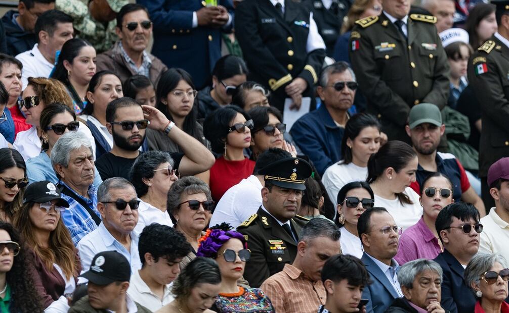 Ángela Aguilar y Christian Nodal en el último desfile militar de AMLO. Foto: Hugo Salvador / EL UNIVERSAL
