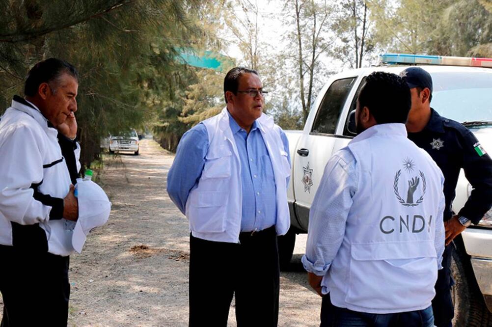 Eslava (al centro) está en Michoacán, donde encabeza un grupo de visitadores adjuntos de la CNDH que recaban pruebas sobre el enfrentamiento del pasado 22 de mayo en el rancho El Sol, en el municipio de Tanhuato (CUARTOSCURO)
