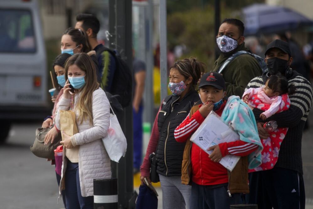 Transeúntes se cubren del frío característico del otoño. Foto: El Universal / Germán Espinosa