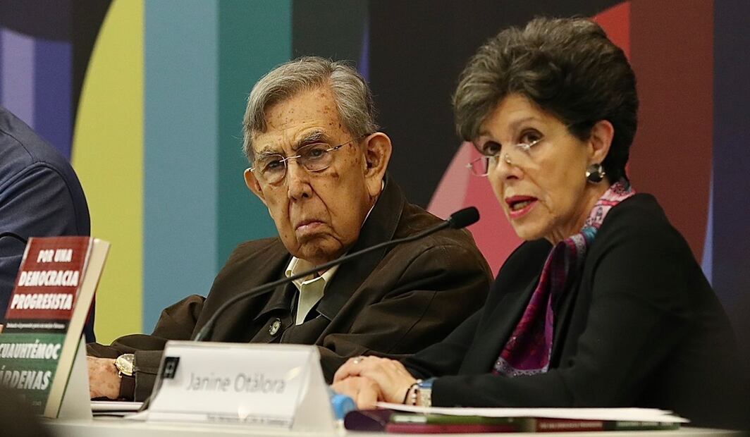 El ingeniero Cuauhtémoc Cárdenas presenta su libro “Por una democracia progresista” en la Feria internacional del Libro de Guadalajara. Fotos: Berenice Fregoso/EL UNIVERSAL.